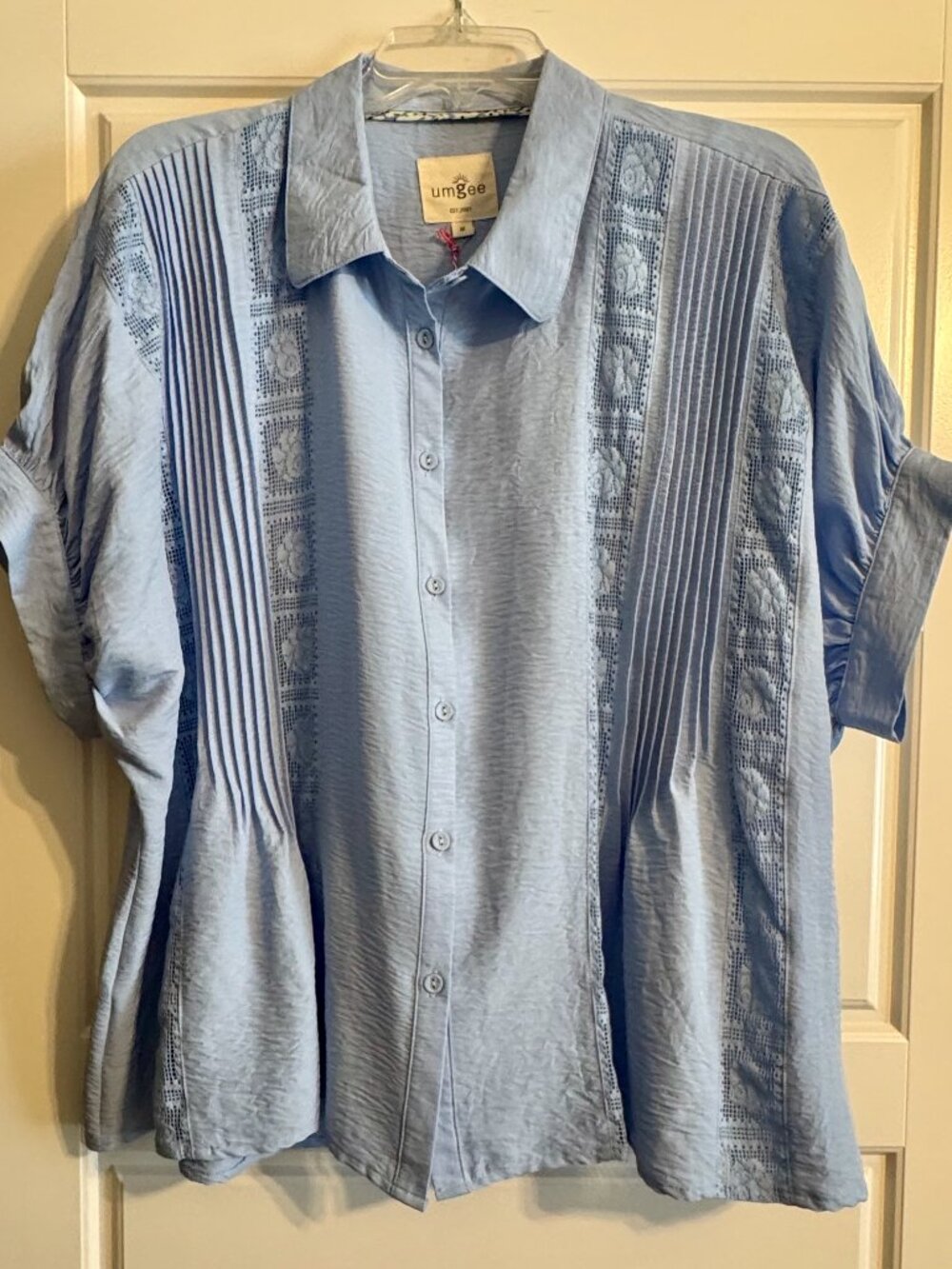 Light blue button-down shirt Umgee crinkle fabric, Size Medium